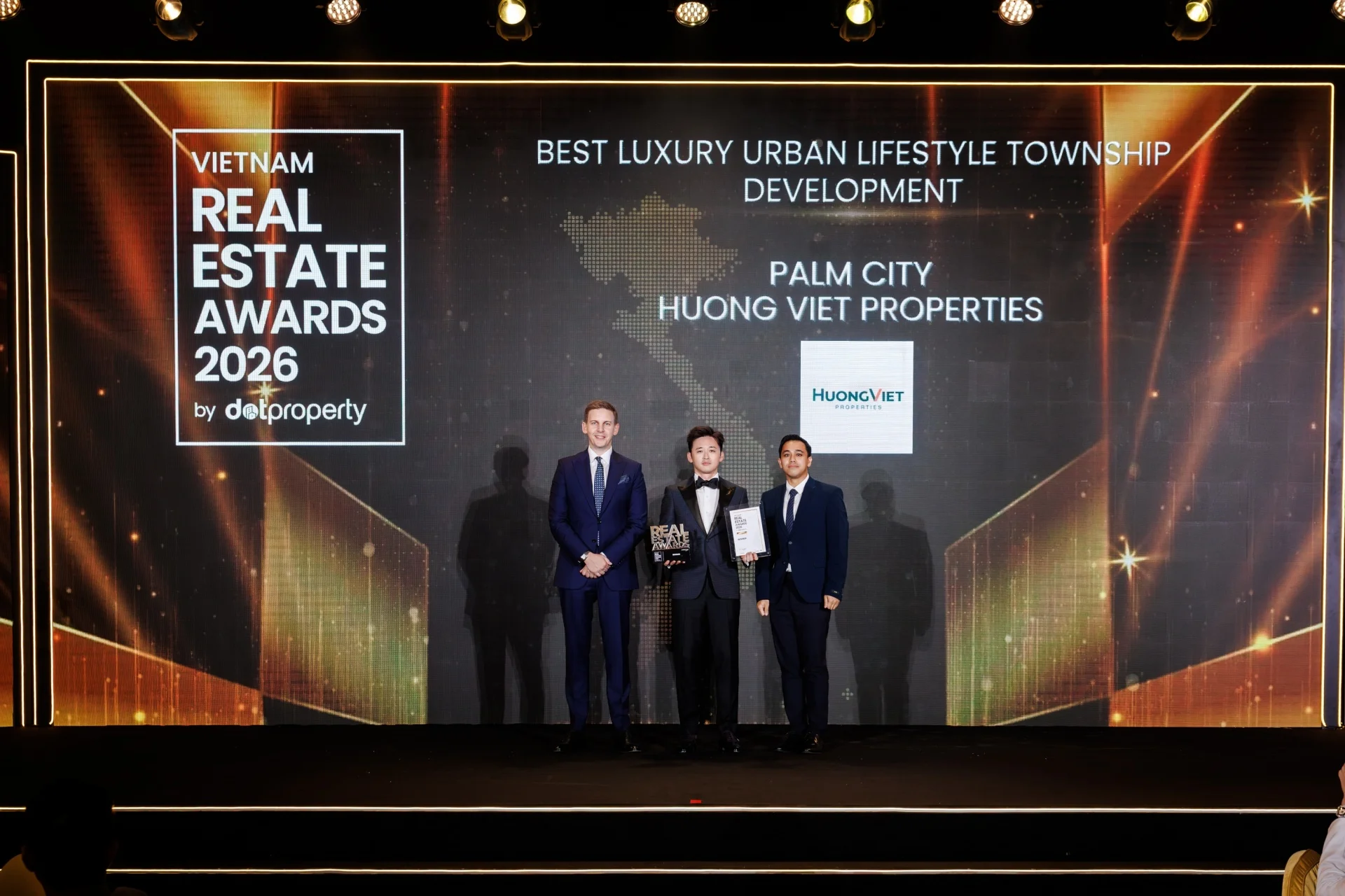 Hướng Việt Properties nhận giải Best Luxury Urban Lifestyle Township Development cho Palm City tại Vietnam Real Estate Awards 2026